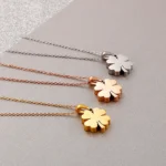 Collier chaine fine avec trefle 4 feuilles épais et zircon au centre ZIEA