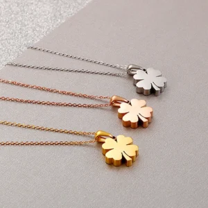 Collier chaine fine avec trefle 4 feuilles épais et zircon au centre ZIEA