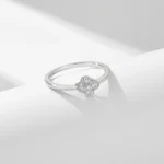 Bague fine trefle à 4 feuilles argent ciselé monté de zircon - argent 925 DELIA